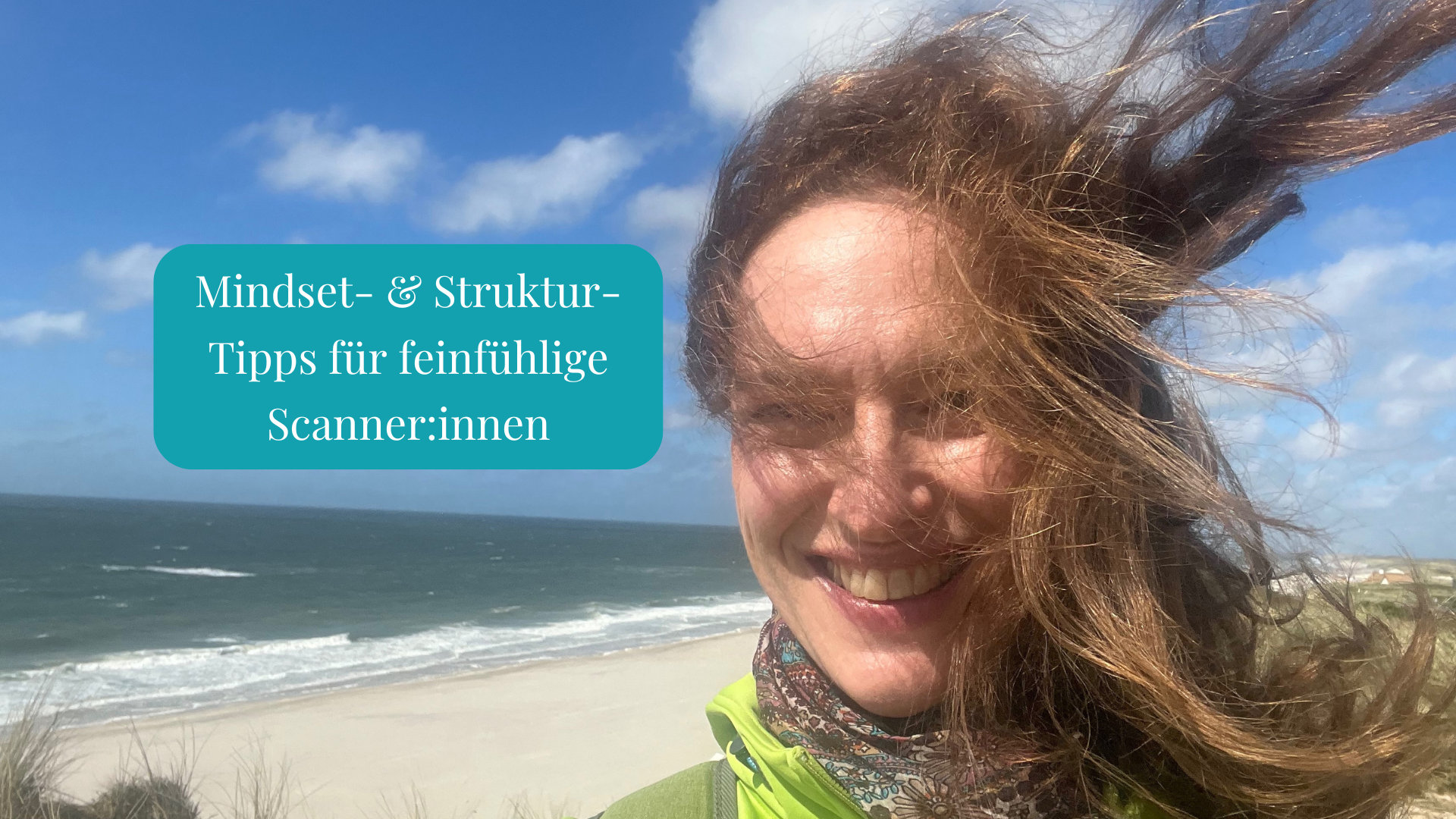 Cornelia mit vom Wind zerzausten Haaren am Meer