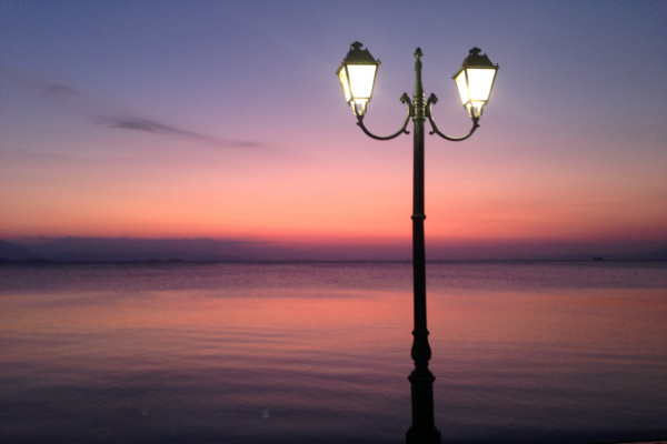Straßenlaterne vor leuchtendem Abendrot am Meer