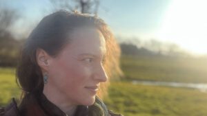 Cornelia schaut zuversichtlich nach vorn.